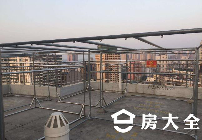 九江一小区屋顶挤满晾衣架存隐患!物业回复来了